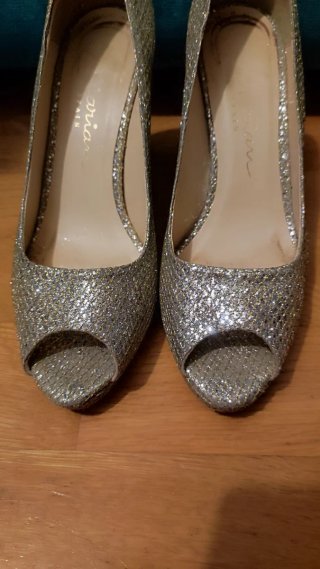 Zapatos de tacón plateados
