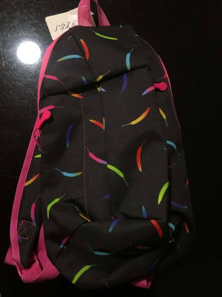 Mochila negra con estampado multicolor