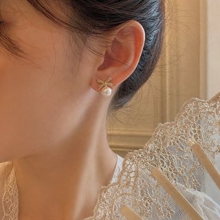 Pendientes lazo perla y pedrería dorados