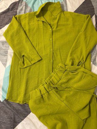 Conjunto verde camisa y pantalón