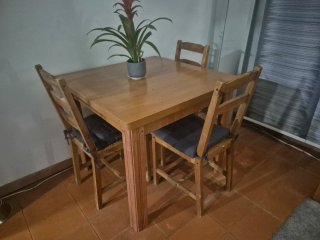 Mueble Tv, vitrina, mesa con 3 sillas y recibidor