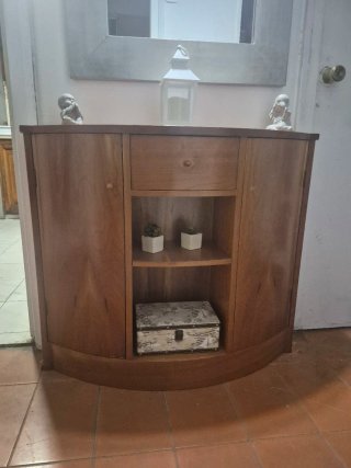 Mueble Tv, vitrina, mesa con 3 sillas y recibidor