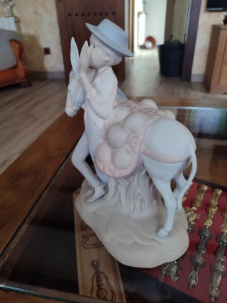 Figura Porceval niño y burro porcelana antiguo