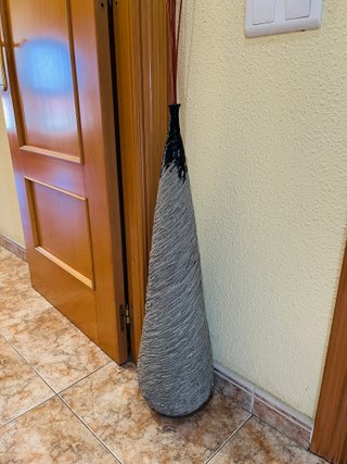 Jarrón de suelo cónico grande gris y negro