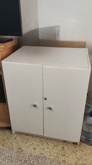 Mueble blanco pequeño con puertas