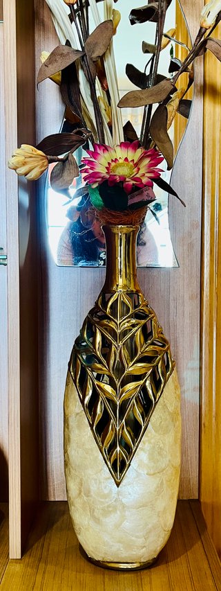 Jarrón Decorativo Dorado y Nácar