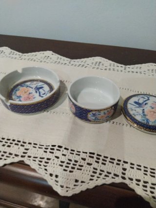 Cenicero y cajita de cerámica decorada