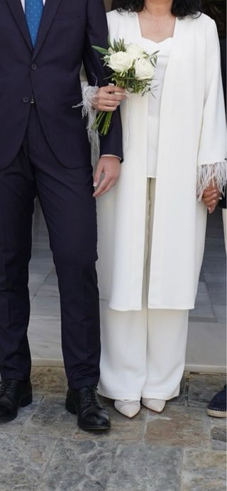 Kimono blanco mangas con plumas