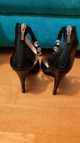 Zapatos de tacón negros con pedrería