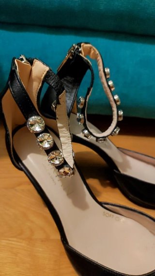 Zapatos de tacón negros con pedrería