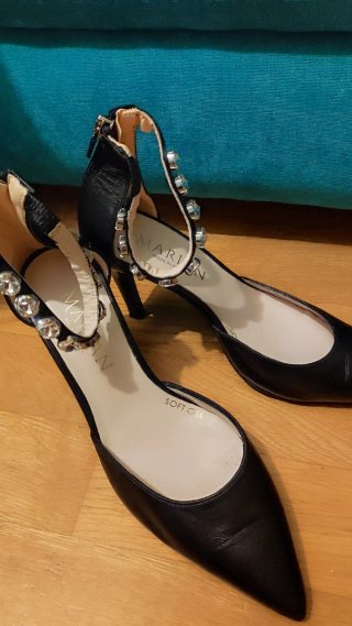 Zapatos de tacón negros con pedrería