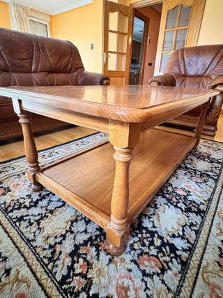 Mesa de centro de roble macizo de ebanistería.
