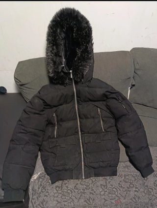 Chaqueta negra con capucha de pelo