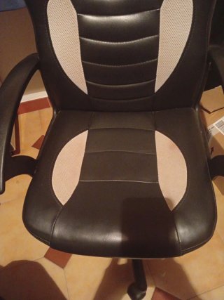 Silla de escritorio ergonómica negra y beige,