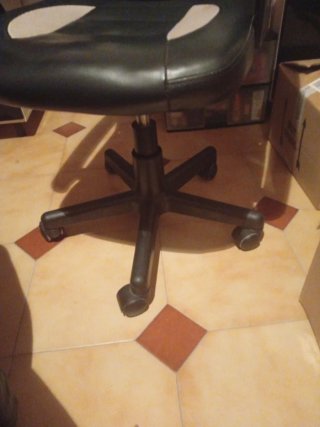 Silla de escritorio ergonómica negra y beige,