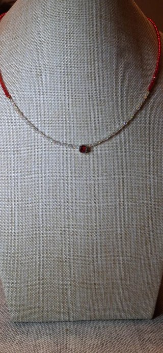 Gargantilla fina con colgante rojo