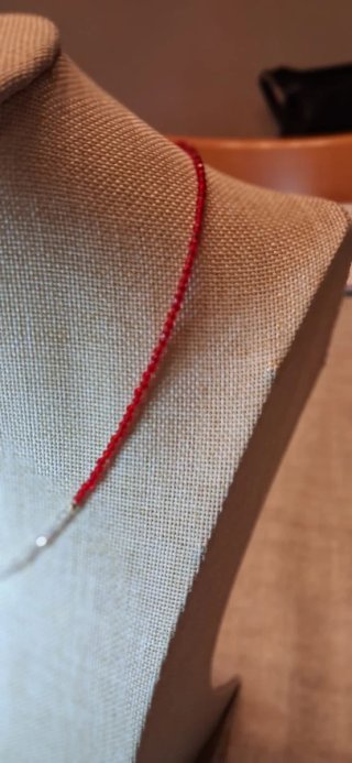 Gargantilla fina con colgante rojo
