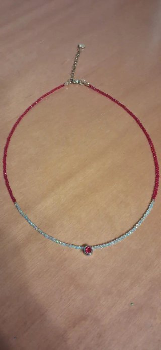 Gargantilla fina con colgante rojo