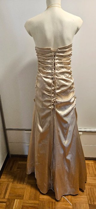 Vestido de fiesta dorado champan