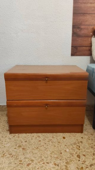 Cómoda de madera y mesitas