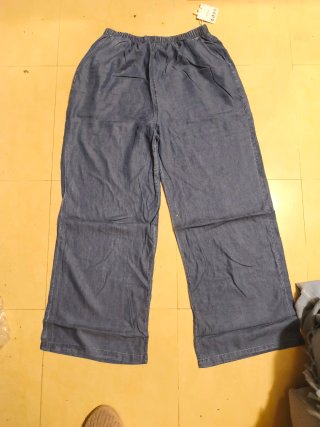 Pantalón ancho azul de tela finita tipo lino.
