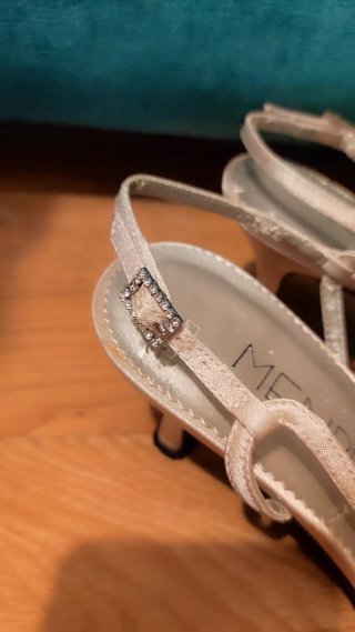 Zapatos de tacón beige Menbur