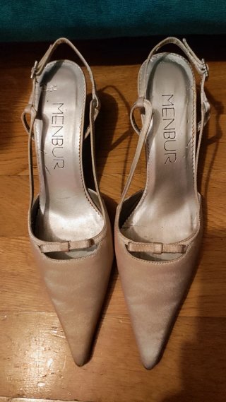 Zapatos de tacón beige Menbur