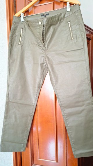 Pantalón efecto piel verde oliva