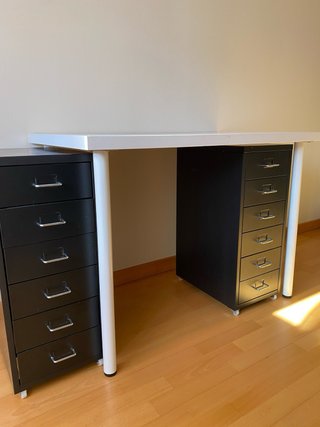Mesa escritorio con cajoneras y silla