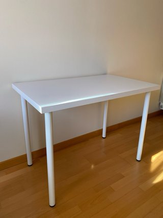 Mesa escritorio con cajoneras y silla