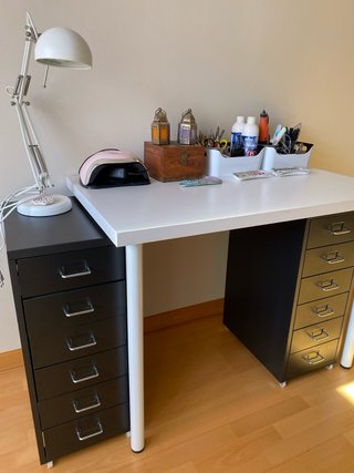 Mesa escritorio con cajoneras y silla