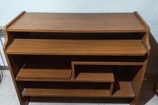 Escritorio de madera con bandejas extraíble.