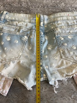 Shorts vaqueros con estampado de calaveras vintage