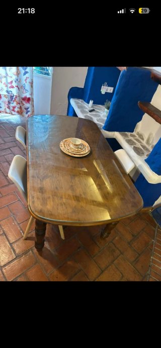 Mesa de comedor de madera maciza y tapa de cristal
