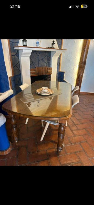 Mesa de comedor de madera maciza y tapa de cristal
