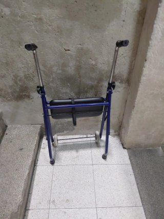 Tacata con asiento y ruedas
