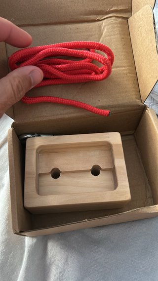 Agarre escalada madera y cuerda roja