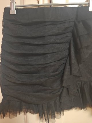 Falda negra romántica con volantes