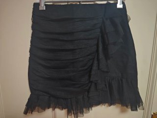 Falda negra romántica con volantes