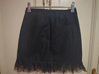 Falda negra romántica con volantes