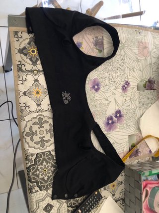 Reggiseno sportivo nero con bottoni