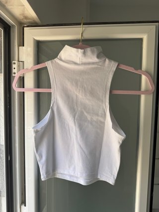 Top blanco cuello alto sin mangas