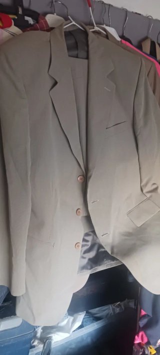 Trajesbeige y verde oliva. Pantalon 40 y 42