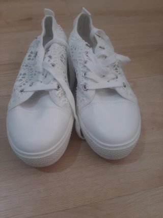 Zapatillas blancas de encaje