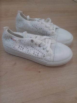 Zapatillas blancas de encaje