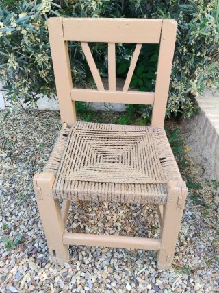 Sillas antiguas de pueblo de madera