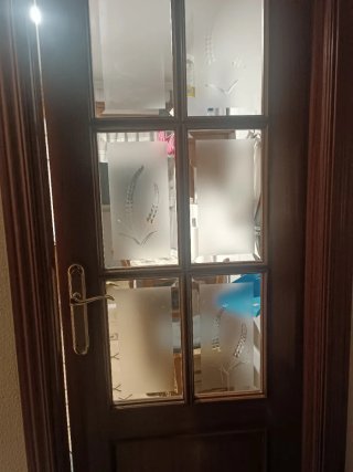 Puerta de sapely con cristal y manilla dorada