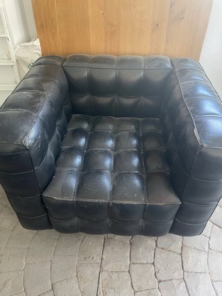 Sillón de piel negro tipo vestidor