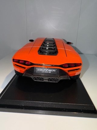 1:18 Lamborghini Countach LPI 800-4