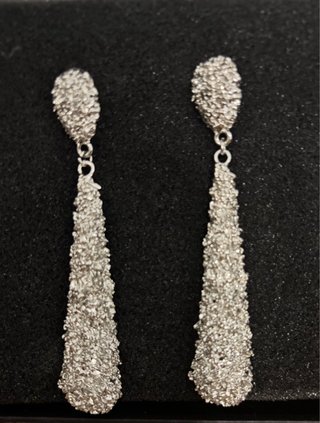 Pendientes largos plateados